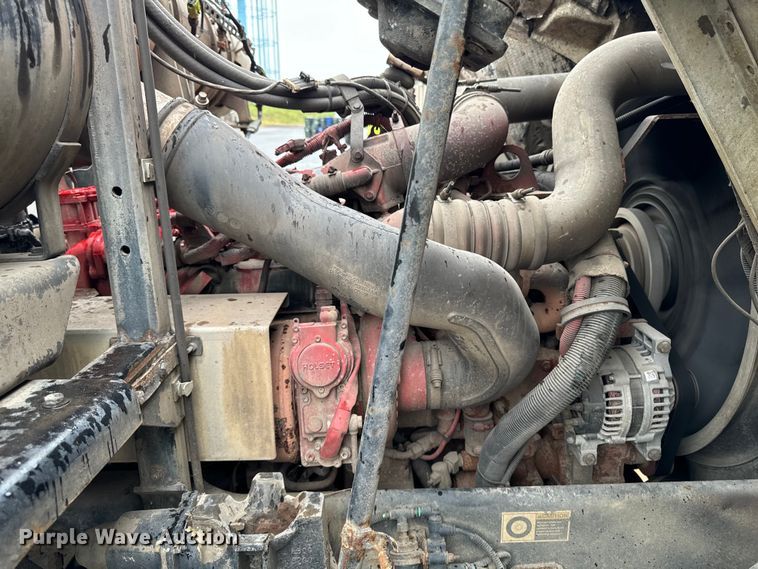 image for item EH4406 2010 Peterbilt 320 refuse truck