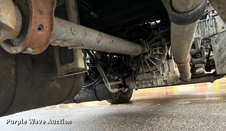 image for item EH4406 2010 Peterbilt 320 refuse truck