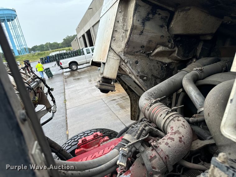 image for item EH4406 2010 Peterbilt 320 refuse truck