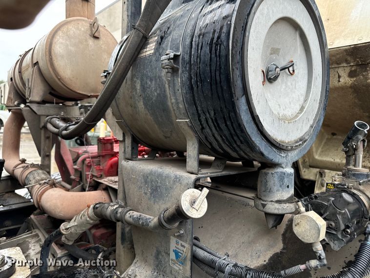 image for item EH4406 2010 Peterbilt 320 refuse truck