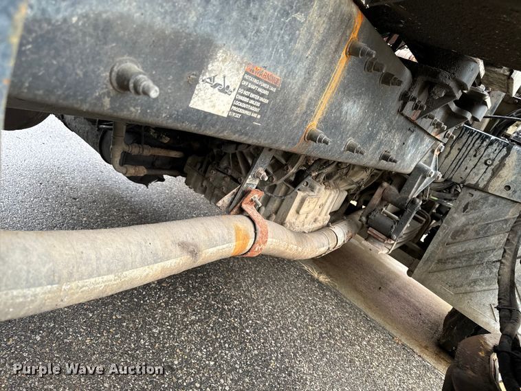 image for item EH4406 2010 Peterbilt 320 refuse truck