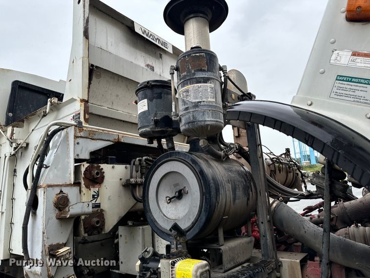 image for item EH4406 2010 Peterbilt 320 refuse truck