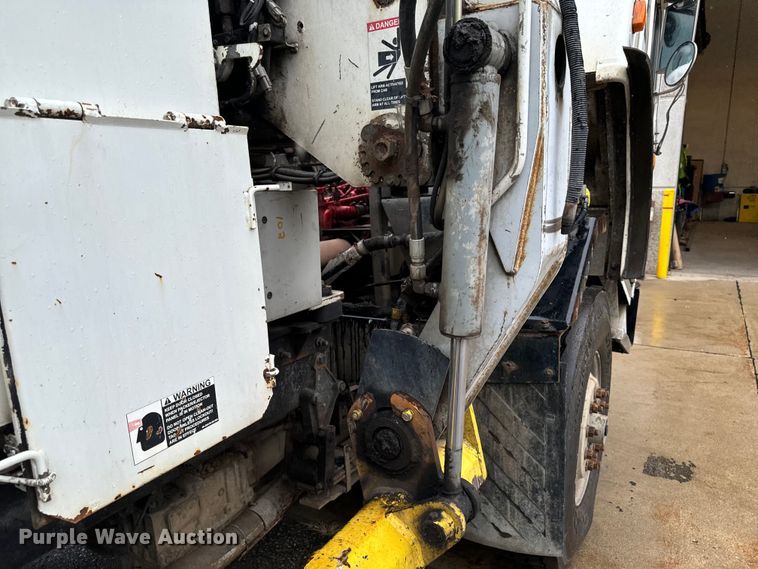 image for item EH4406 2010 Peterbilt 320 refuse truck