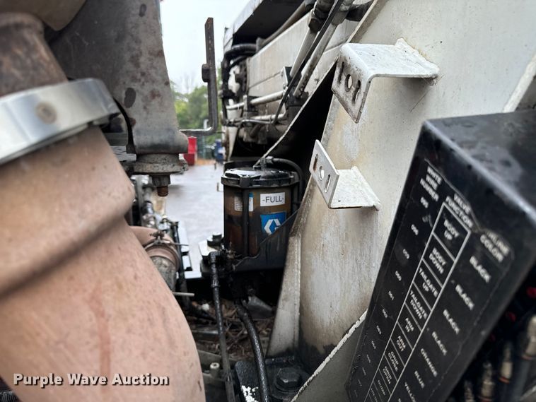 image for item EH4406 2010 Peterbilt 320 refuse truck