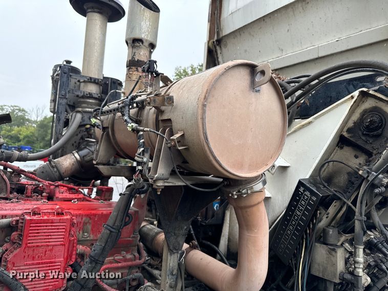 image for item EH4406 2010 Peterbilt 320 refuse truck