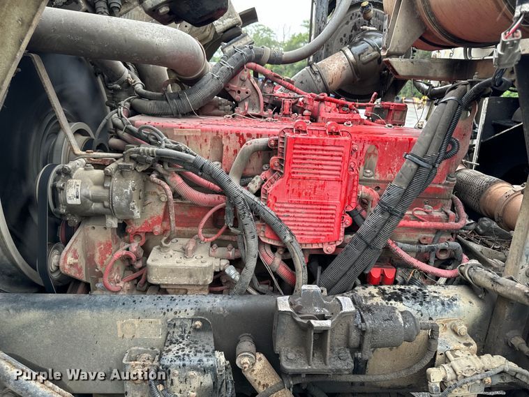 image for item EH4406 2010 Peterbilt 320 refuse truck