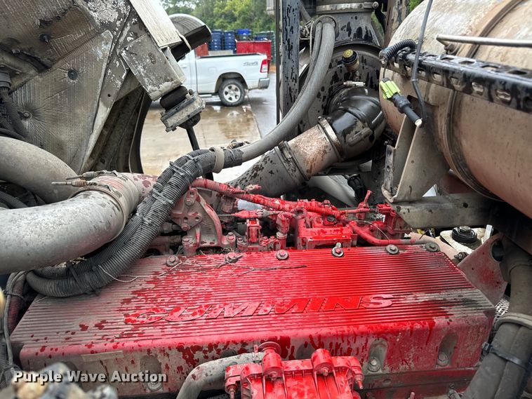 image for item EH4406 2010 Peterbilt 320 refuse truck