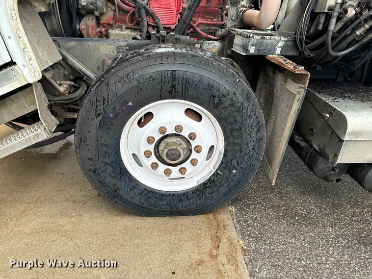 image for item EH4406 2010 Peterbilt 320 refuse truck