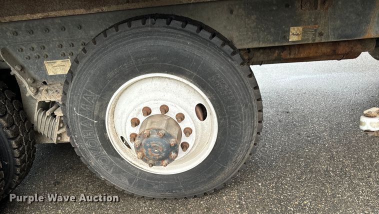 image for item EH4406 2010 Peterbilt 320 refuse truck