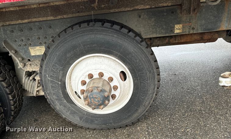 image for item EH4406 2010 Peterbilt 320 refuse truck