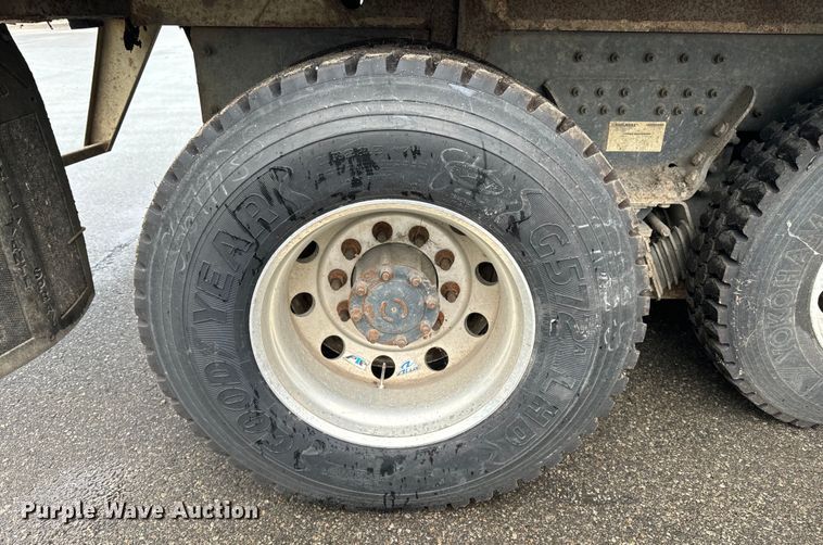 image for item EH4406 2010 Peterbilt 320 refuse truck