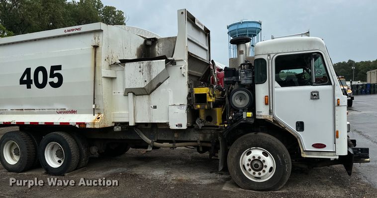 image for item EH4407 2014 Peterbilt 320 refuse truck