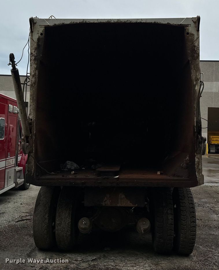 image for item EH4407 2014 Peterbilt 320 refuse truck