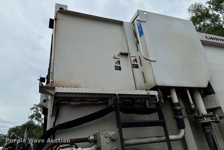 image for item EH4407 2014 Peterbilt 320 refuse truck