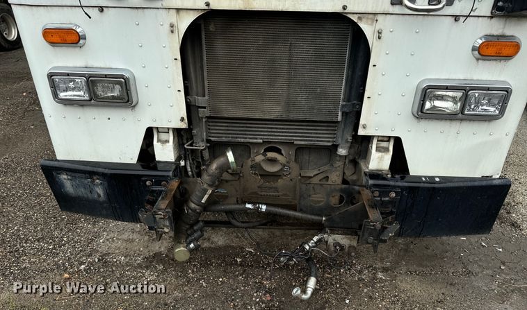 image for item EH4407 2014 Peterbilt 320 refuse truck