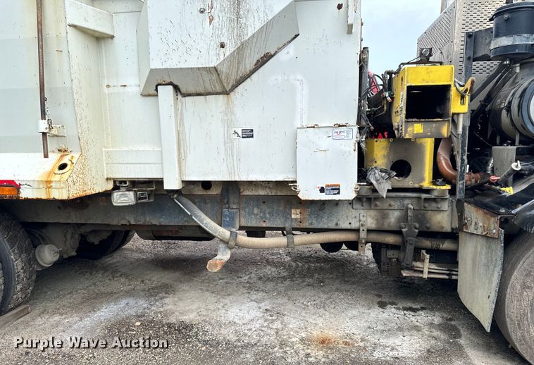 image for item EH4407 2014 Peterbilt 320 refuse truck