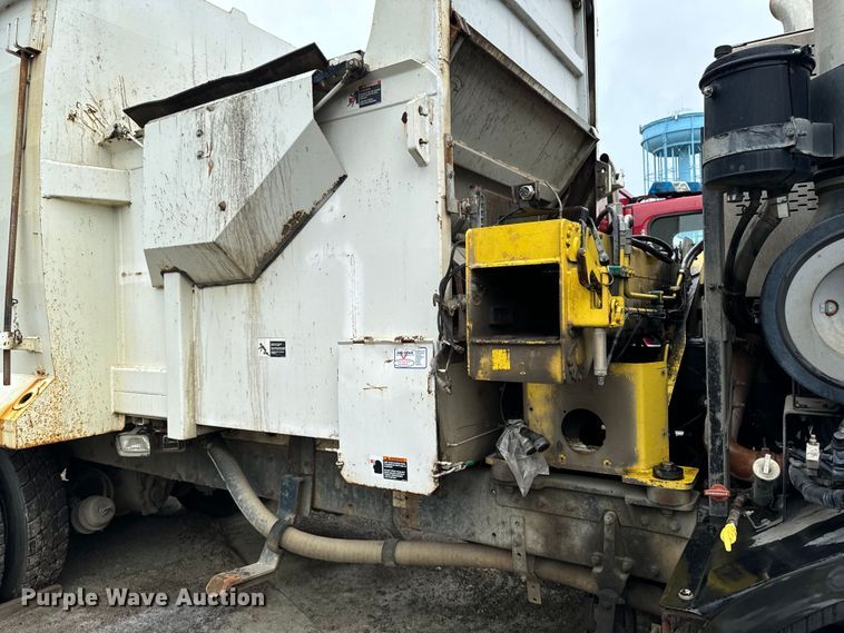 image for item EH4407 2014 Peterbilt 320 refuse truck