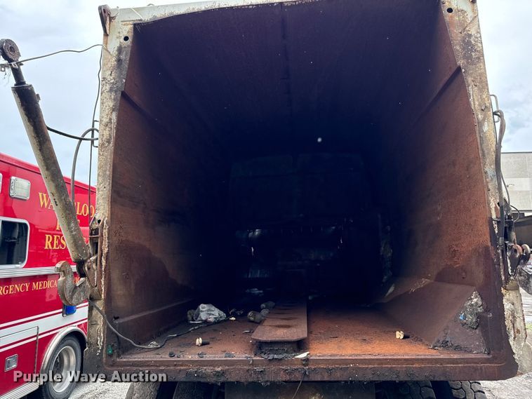 image for item EH4407 2014 Peterbilt 320 refuse truck