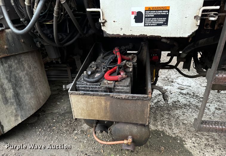 image for item EH4407 2014 Peterbilt 320 refuse truck