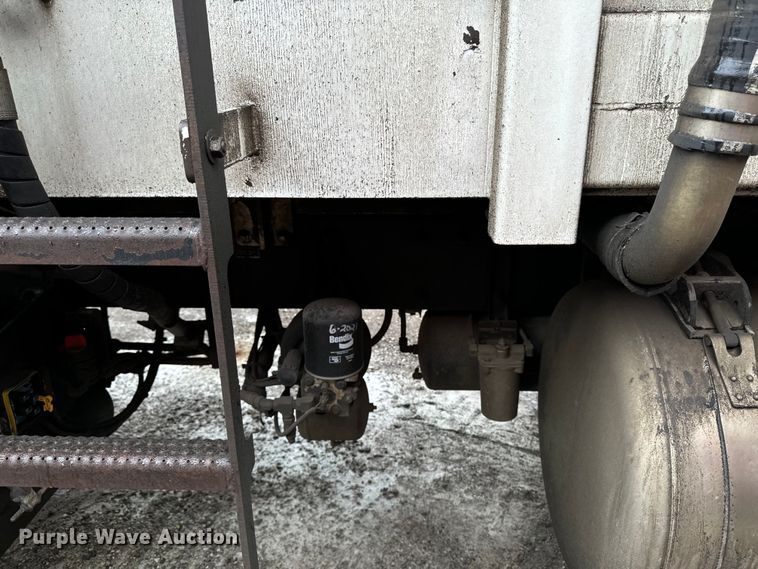 image for item EH4407 2014 Peterbilt 320 refuse truck