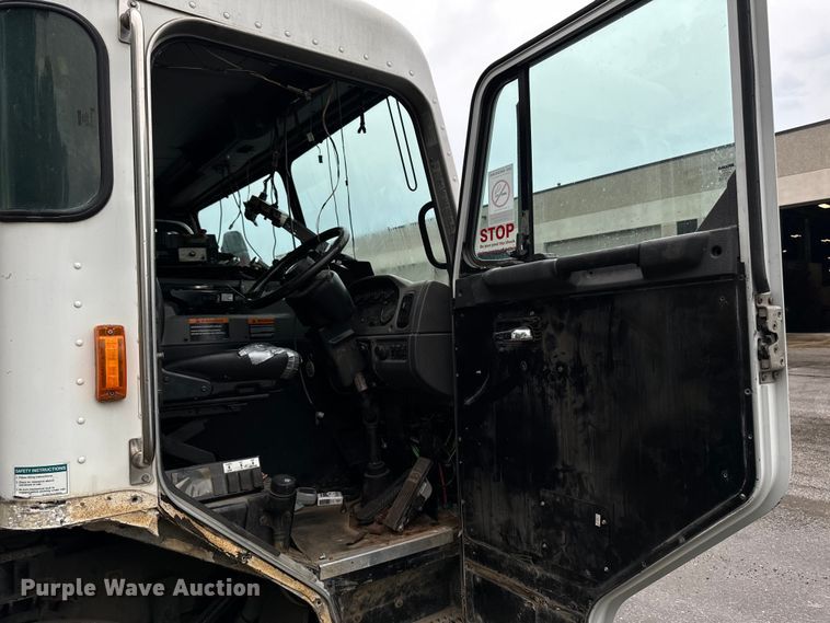 image for item EH4407 2014 Peterbilt 320 refuse truck