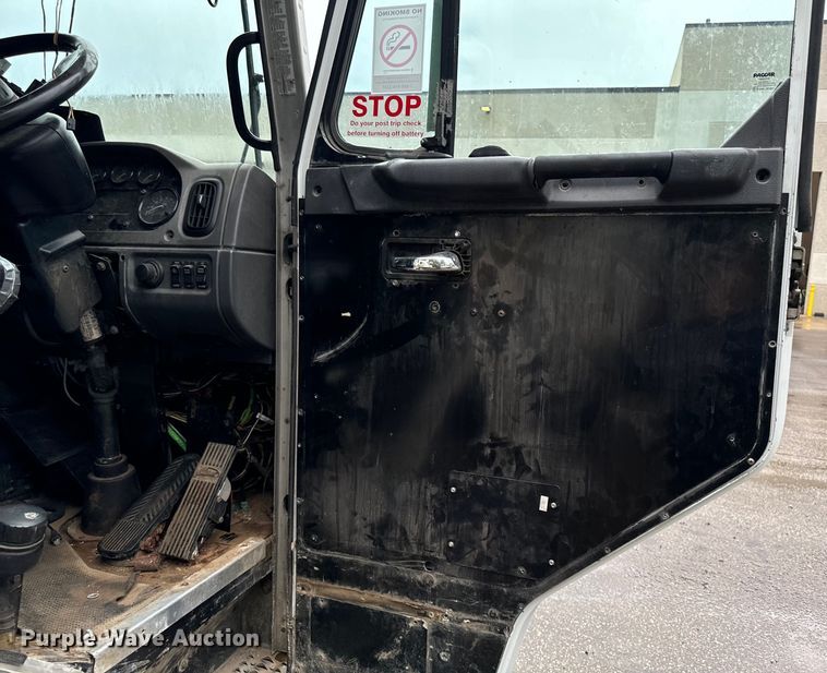 image for item EH4407 2014 Peterbilt 320 refuse truck