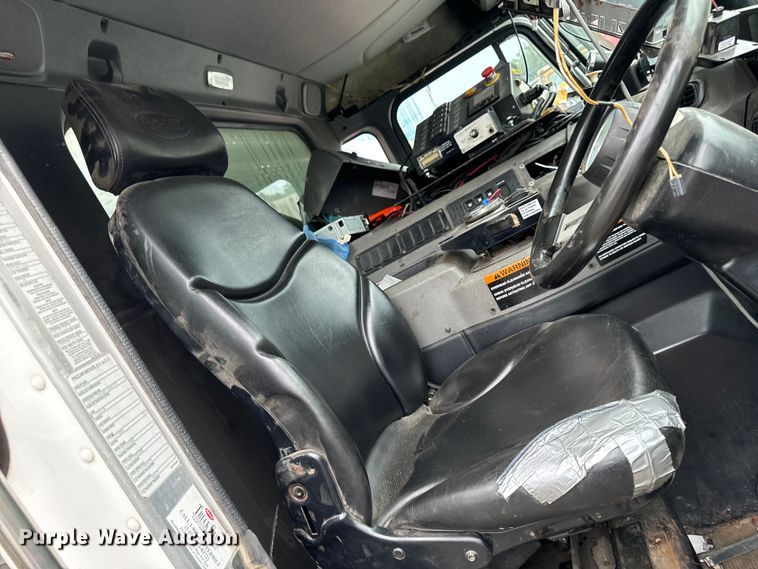 image for item EH4407 2014 Peterbilt 320 refuse truck