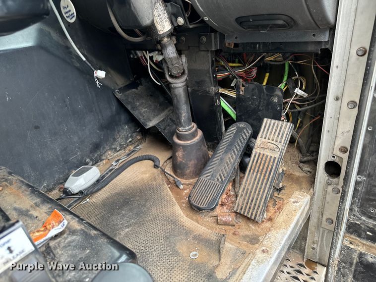 image for item EH4407 2014 Peterbilt 320 refuse truck