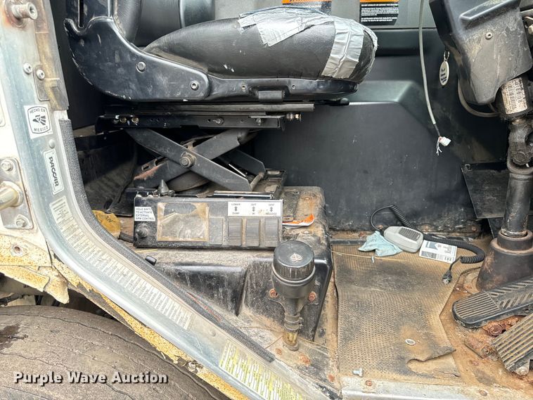 image for item EH4407 2014 Peterbilt 320 refuse truck