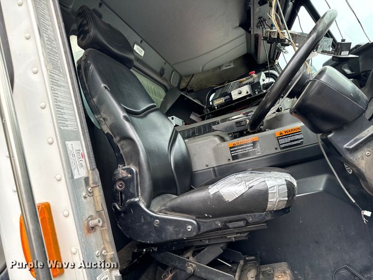 image for item EH4407 2014 Peterbilt 320 refuse truck