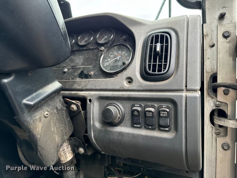 image for item EH4407 2014 Peterbilt 320 refuse truck