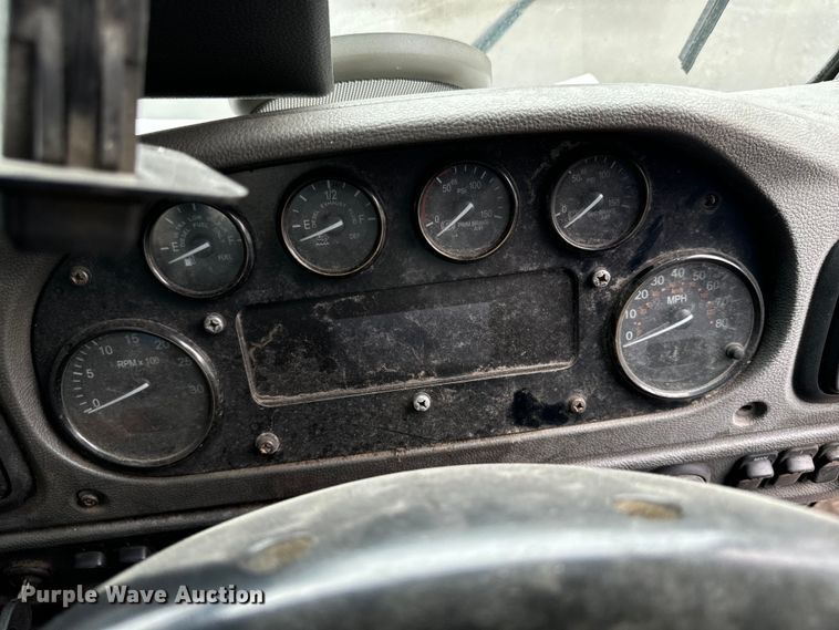 image for item EH4407 2014 Peterbilt 320 refuse truck