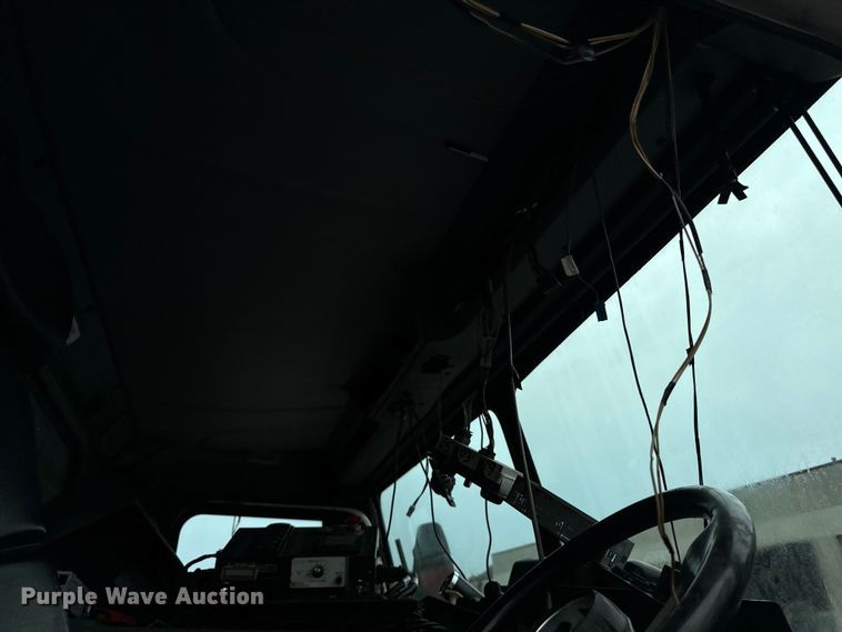 image for item EH4407 2014 Peterbilt 320 refuse truck