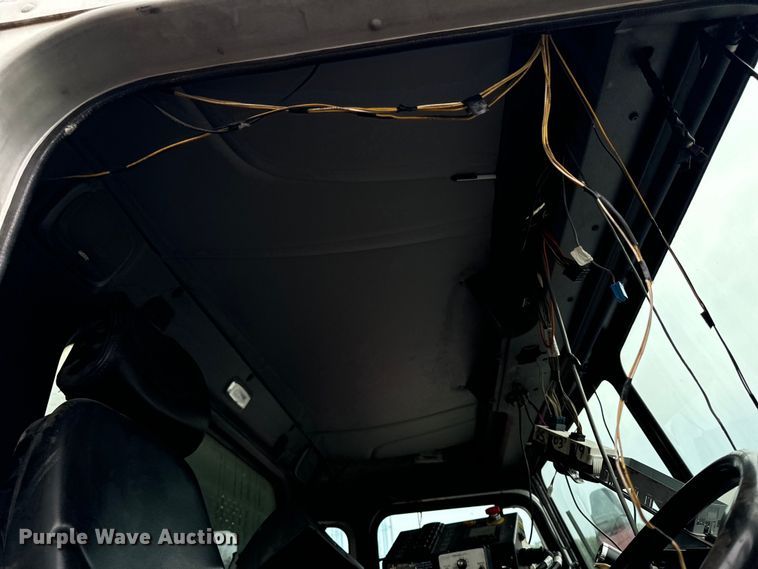 image for item EH4407 2014 Peterbilt 320 refuse truck