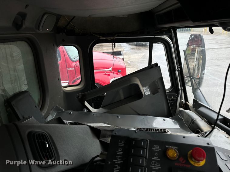 image for item EH4407 2014 Peterbilt 320 refuse truck