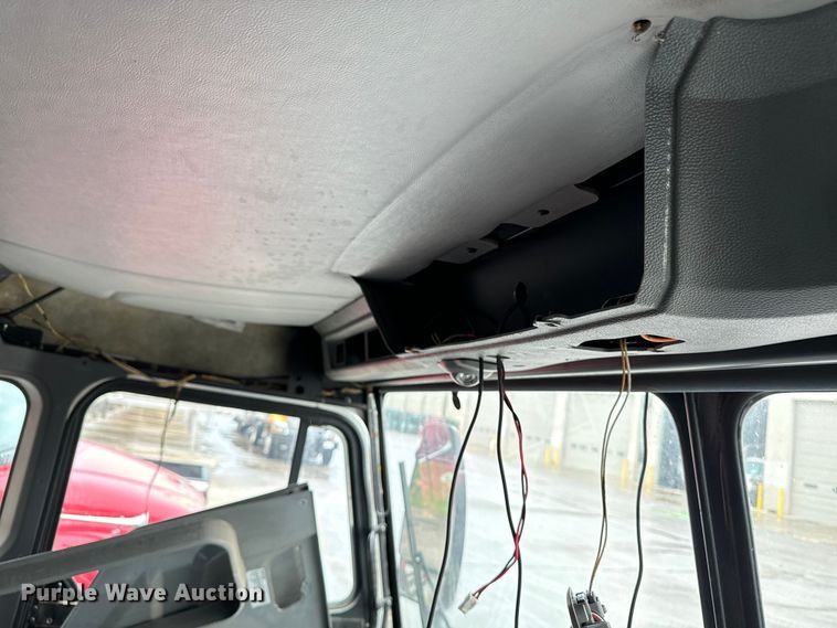 image for item EH4407 2014 Peterbilt 320 refuse truck