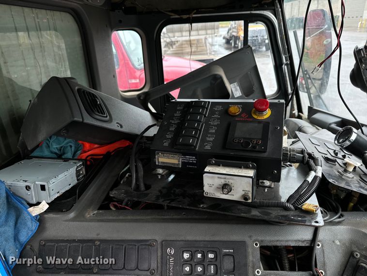 image for item EH4407 2014 Peterbilt 320 refuse truck