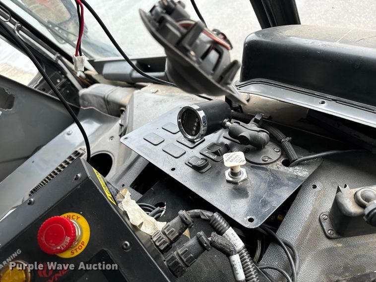 image for item EH4407 2014 Peterbilt 320 refuse truck