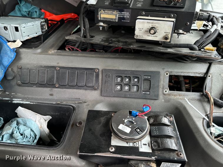 image for item EH4407 2014 Peterbilt 320 refuse truck