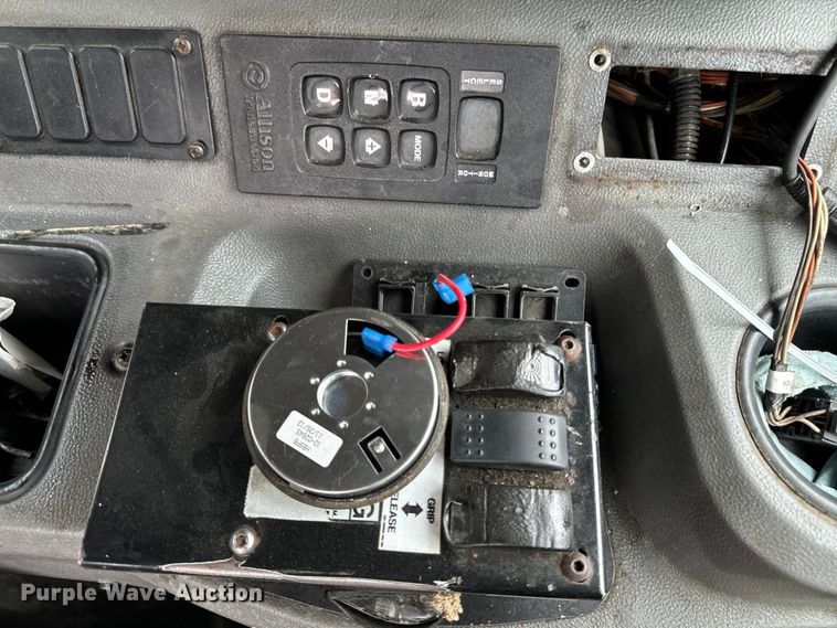 image for item EH4407 2014 Peterbilt 320 refuse truck