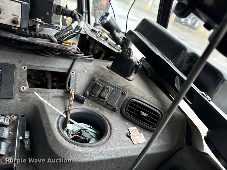 image for item EH4407 2014 Peterbilt 320 refuse truck