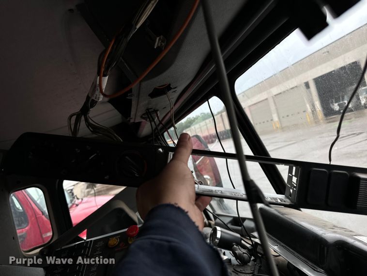 image for item EH4407 2014 Peterbilt 320 refuse truck