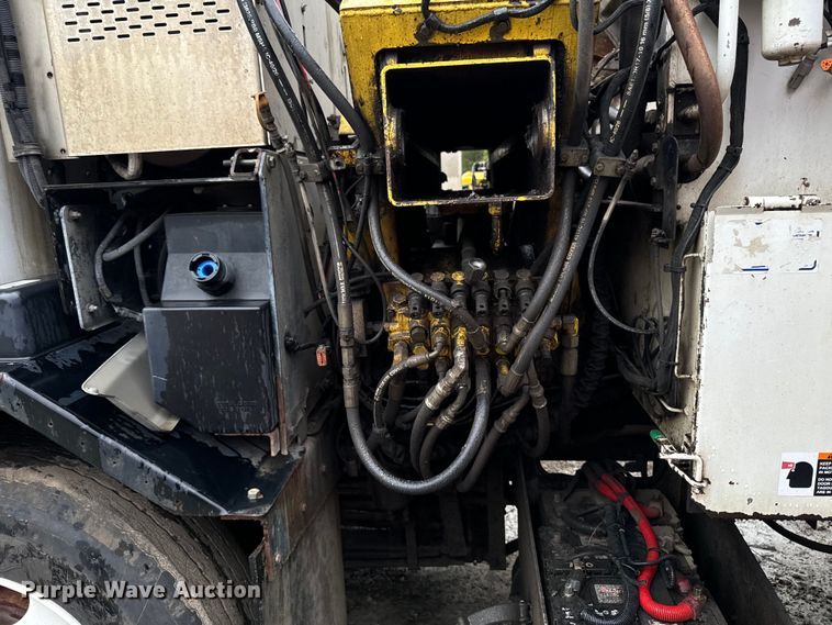 image for item EH4407 2014 Peterbilt 320 refuse truck