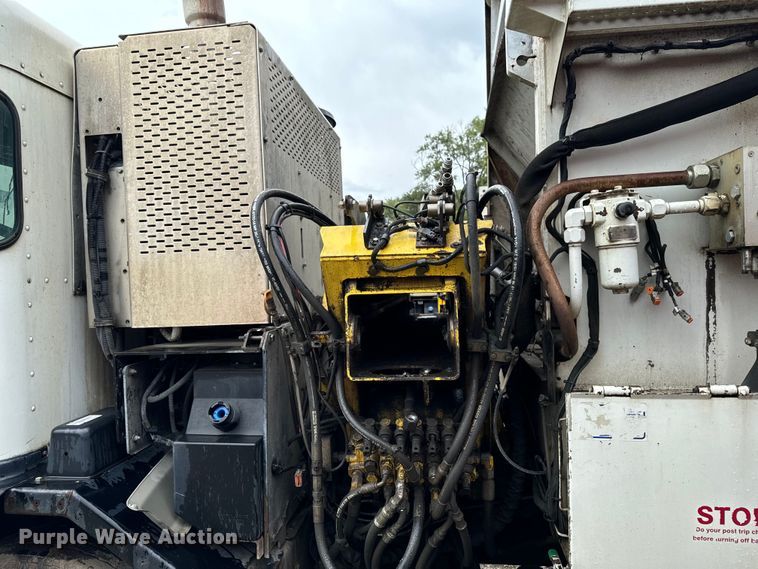 image for item EH4407 2014 Peterbilt 320 refuse truck