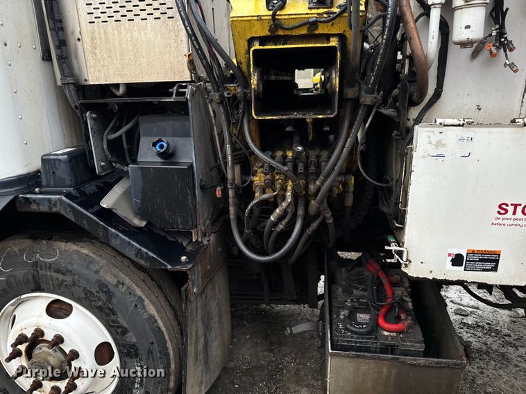 image for item EH4407 2014 Peterbilt 320 refuse truck