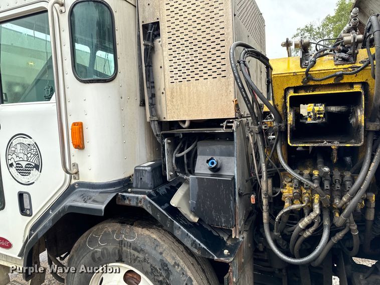image for item EH4407 2014 Peterbilt 320 refuse truck