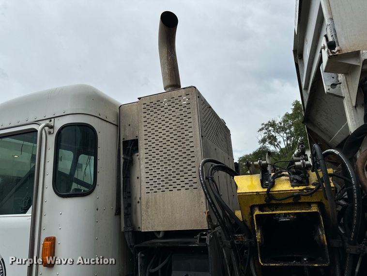image for item EH4407 2014 Peterbilt 320 refuse truck
