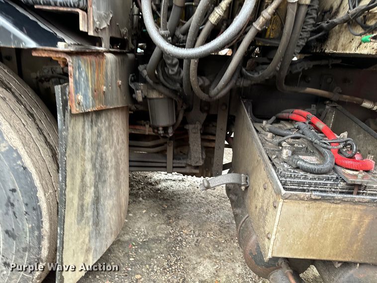 image for item EH4407 2014 Peterbilt 320 refuse truck