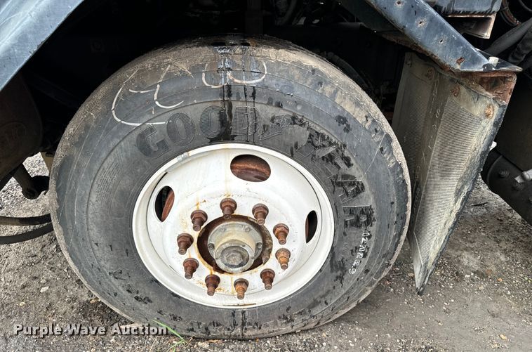 image for item EH4407 2014 Peterbilt 320 refuse truck