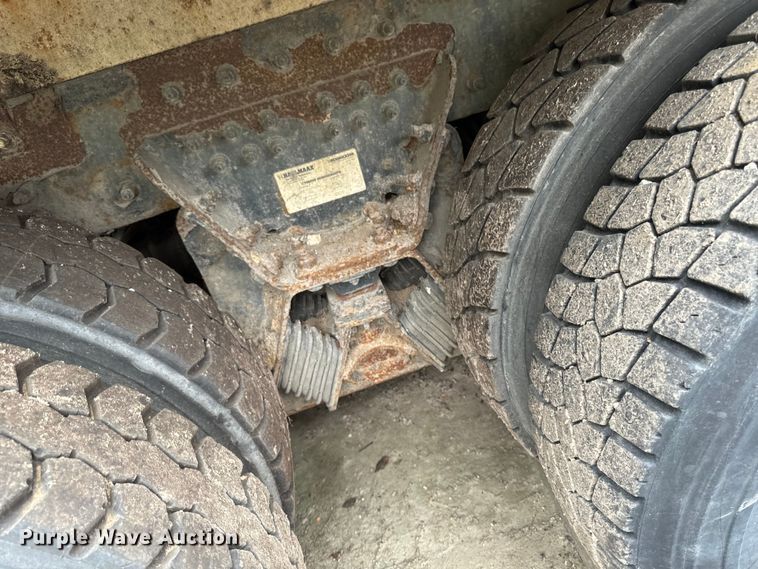 image for item EH4407 2014 Peterbilt 320 refuse truck